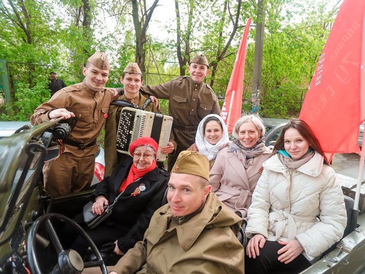 СТУДЕНТЫ КГЭУ ПОЗДРАВИЛИ ВЕТЕРАНОВ С ДНЁМ ПОБЕДЫ / Новости КГЭУ на сайте kgeu.org.ru